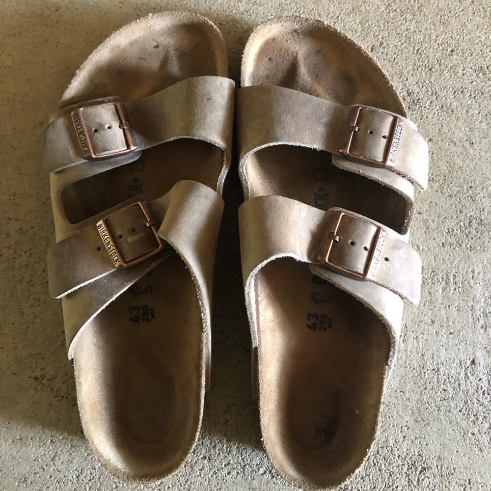 Men’s tan leather Birkenstock Arizona slides size 43 (10). Pre-owned.